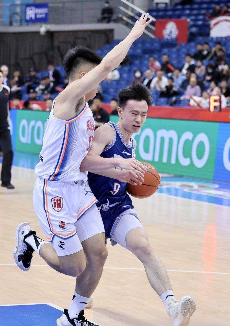 北京男篮战胜广州队，表现抢眼场场取胜的简单介绍